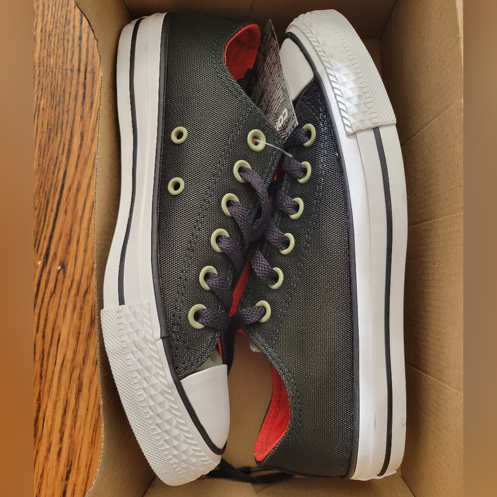 BNIB Converse Chuck Taylor All Star Oxford shoes, size W 6.5 / M 4.5